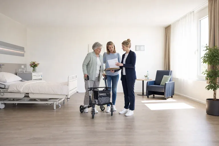 Rehabilitation nach Krankenhaus – Unterlagen „Rehabilitation nach Krankenhaus – Unterlagen“: Eine Pflegefachperson bespricht mit einer pflegebedürftigen Person die weitere Versorgung nach einer Behandlung.